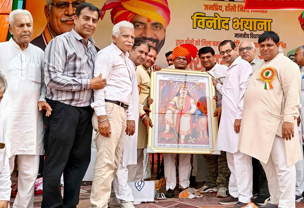 MLA Vinod Bhayana Honored with Hansi Ratna for Securing District Status for Hansi